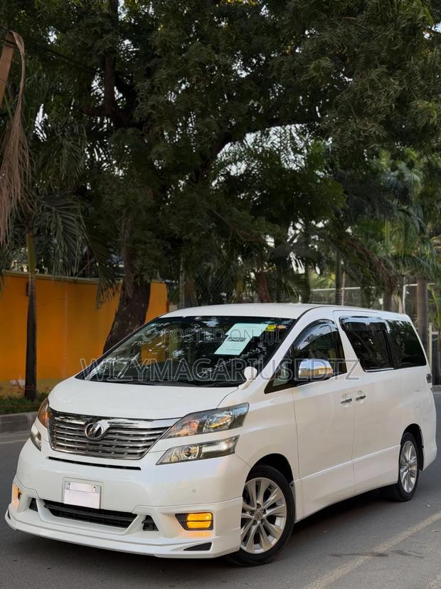 Toyota Vellfire 2011 Off white