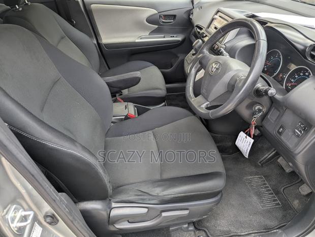 Toyota Wish 2010 Silver