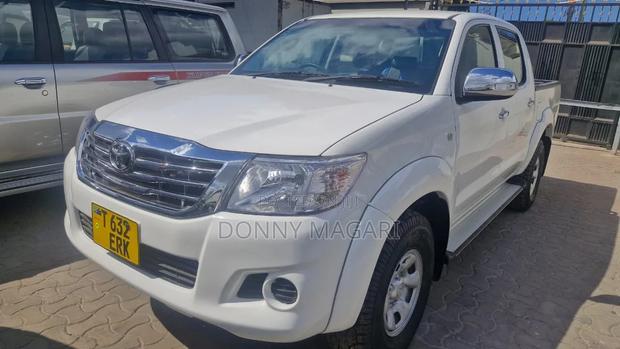 Toyota Hilux 2011 White
