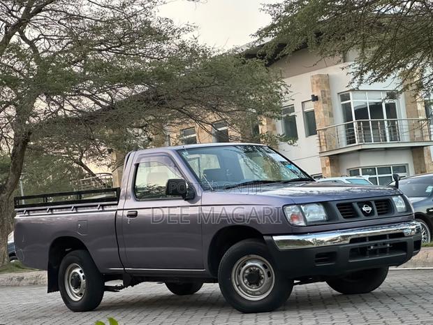 Nissan NP300 2001 Gray