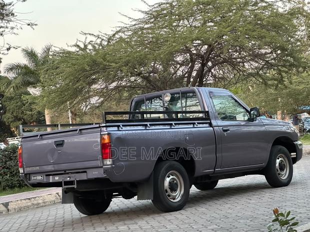 Nissan NP300 2001 Gray