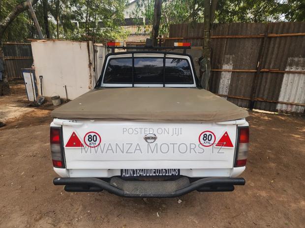 Nissan Hardbody 2016 White