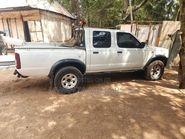 Nissan Hardbody 2016 White