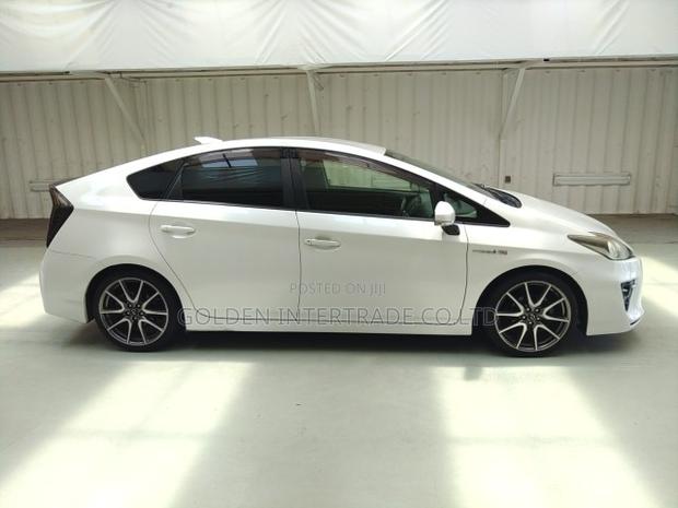 Toyota Prius Four 2013 White