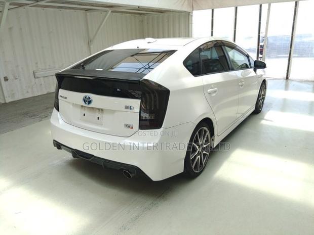 Toyota Prius Four 2013 White