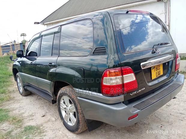 Toyota Land Cruiser 2002 Black