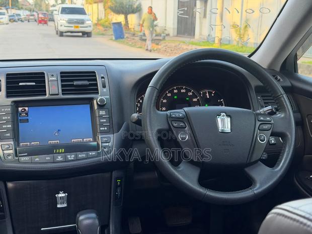 Toyota Crown 2010 White
