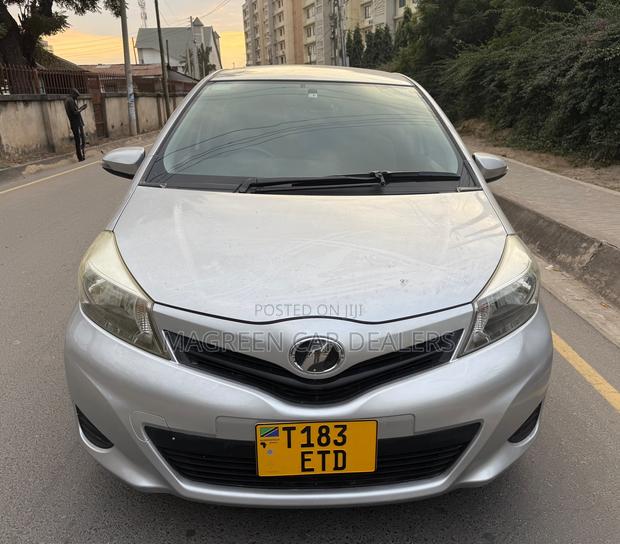 Toyota Vitz 2012 Silver