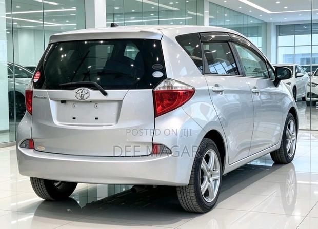 Toyota Ractis 2011 Silver