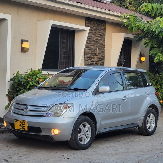 Toyota IST 2004 Silver