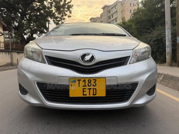Toyota Vitz 2012 Silver