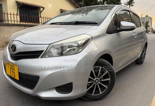 Toyota Vitz 2012 Silver