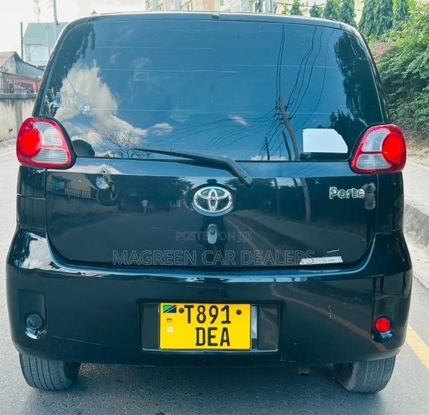 Toyota Porte 2005 Black