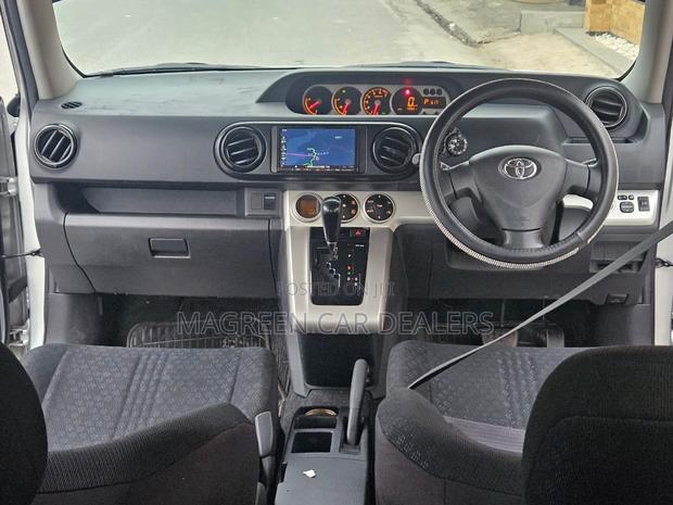 Toyota Corolla Rumion 2009 Silver