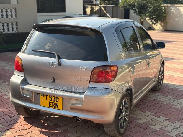 Toyota Vitz 2002 Silver
