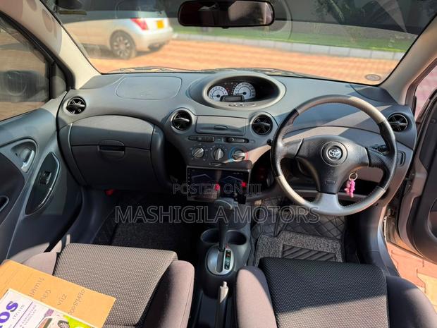 Toyota Vitz 2002 Silver
