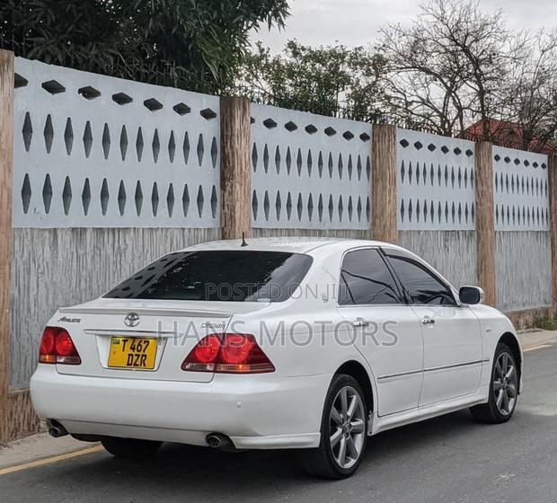 Toyota Crown 2006 White