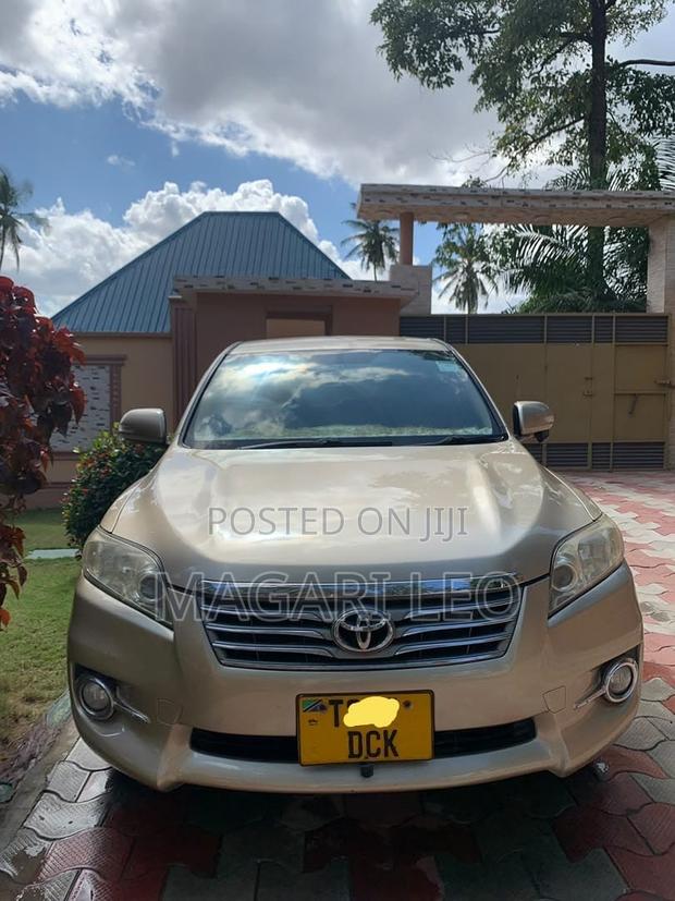 Toyota Vanguard 2011 Gold