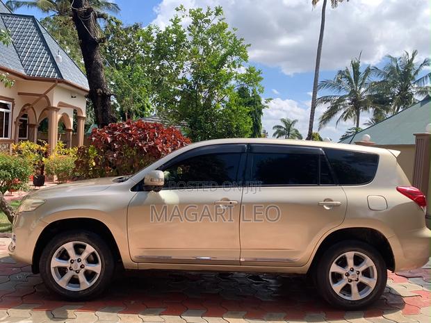 Toyota Vanguard 2011 Gold