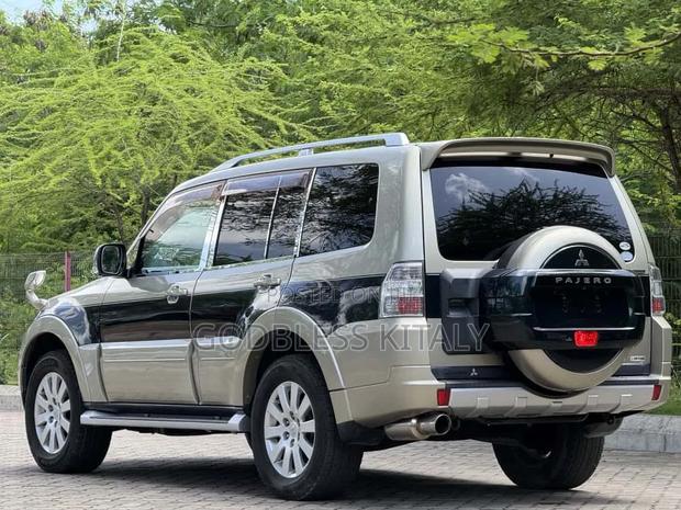 Mitsubishi Pajero 2009 Silver