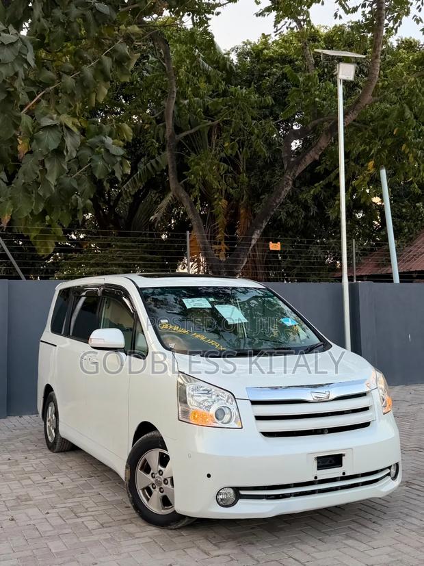 Toyota Noah 2008 White