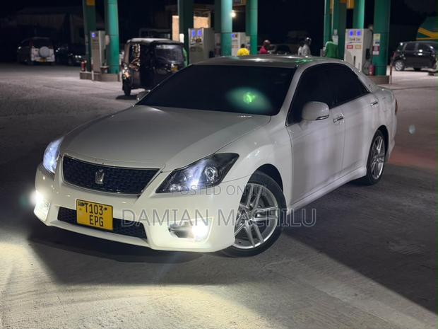 Toyota Crown 2012 White