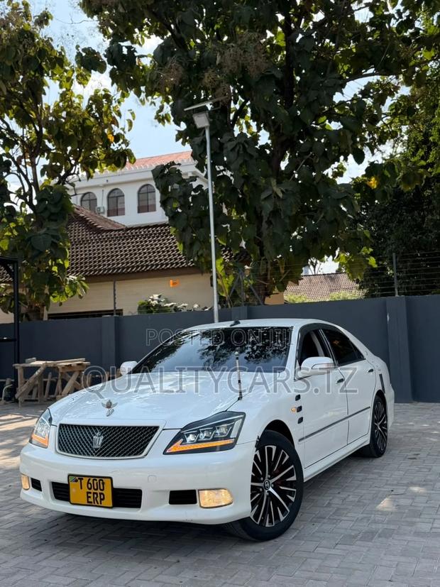 Toyota Crown 2006 White