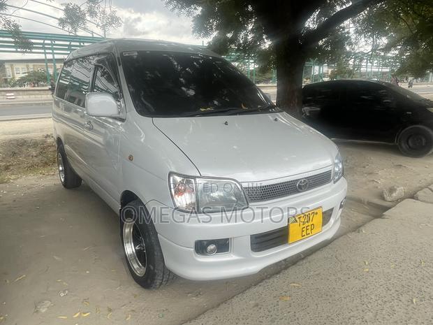 Toyota Noah 2.0 AWD (8 Seater) 2002 White