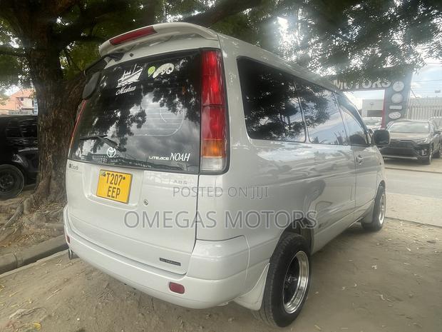 Toyota Noah 2.0 AWD (8 Seater) 2002 White