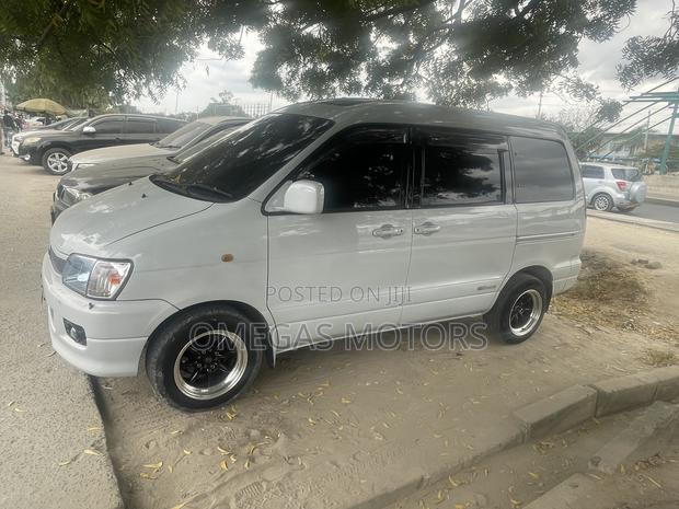 Toyota Noah 2.0 AWD (8 Seater) 2002 White