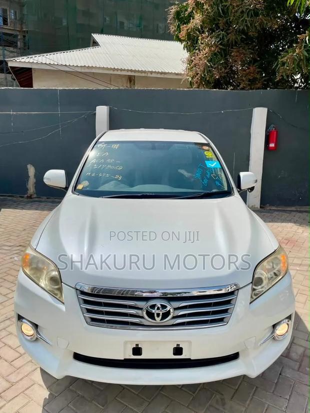 Toyota Vanguard 2010 White