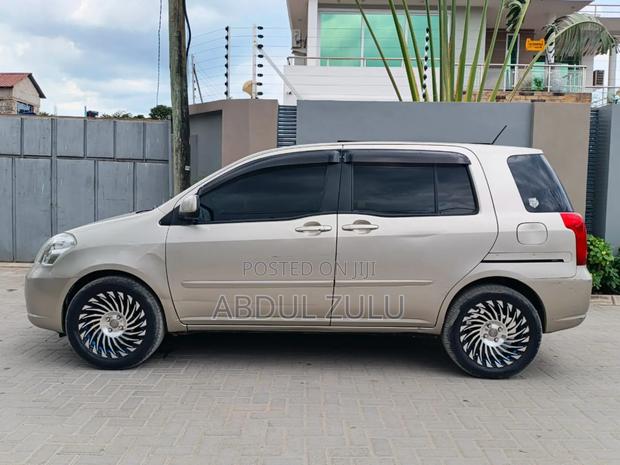 Toyota Raum 2005 Silver