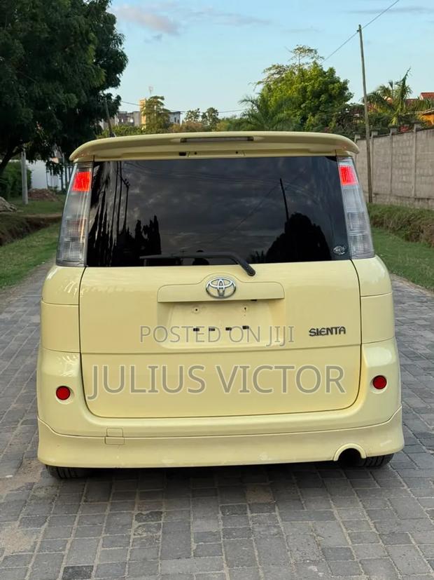 Toyota Sienta 2006 Yellow