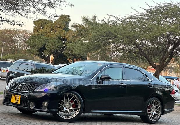 Toyota Crown 2012 Black
