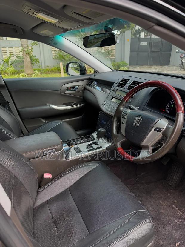 Toyota Crown 2010 Black