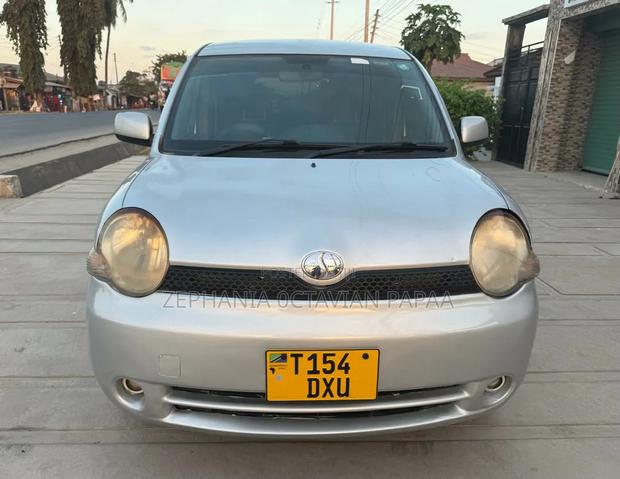 Toyota Sienta 2004 Silver