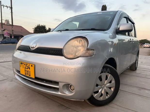 Toyota Sienta 2004 Silver