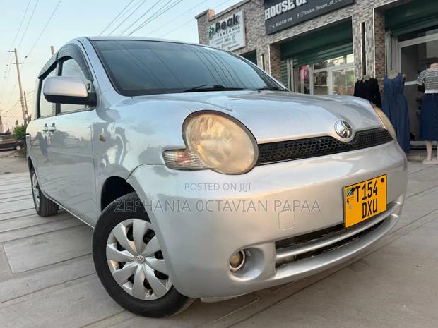 Toyota Sienta 2004 Silver