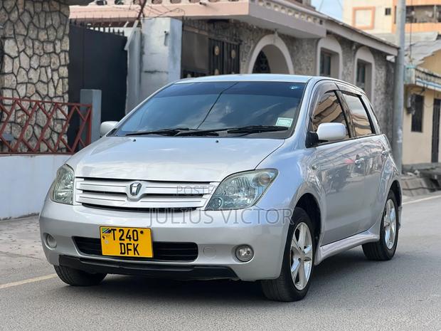 Toyota IST 2004 Silver
