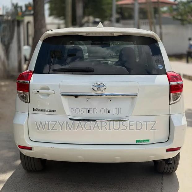 Toyota Vanguard 2011 Off white