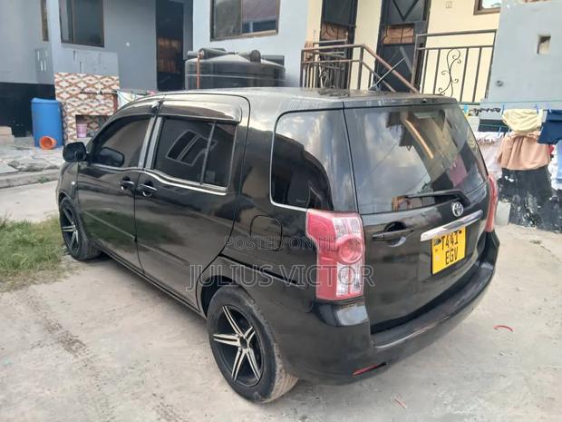 Toyota Raum 2010 Black