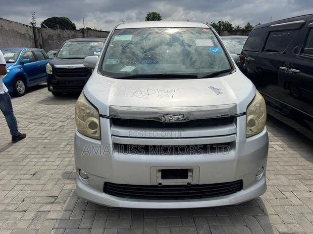 Toyota Noah 2008 Silver