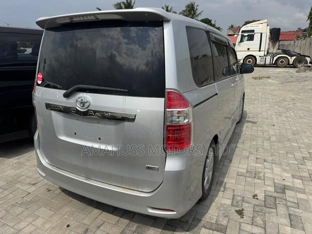 Toyota Noah 2008 Silver