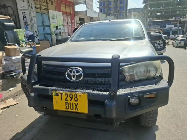Toyota Hilux 2019 Silver