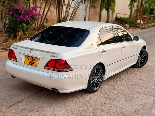 Toyota Crown 2006 White