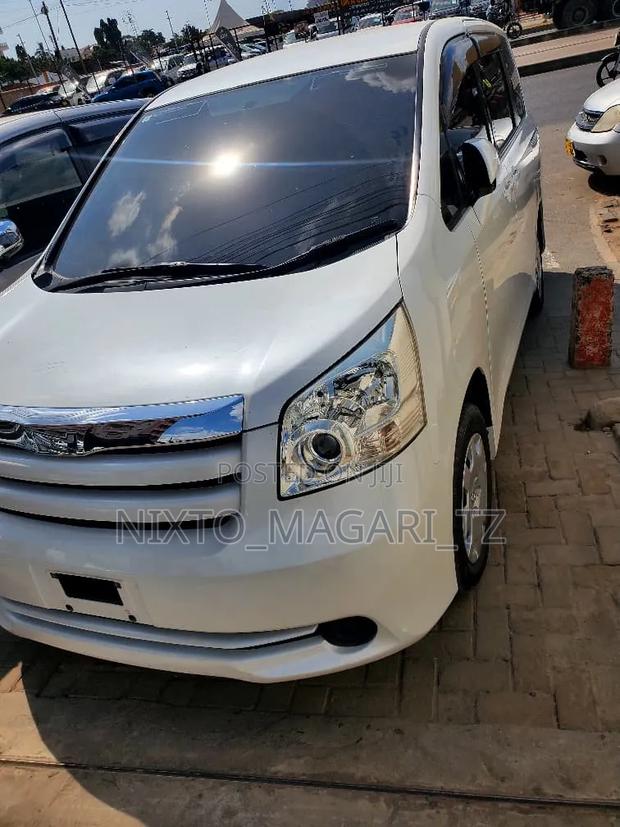 Toyota Noah 2009 White