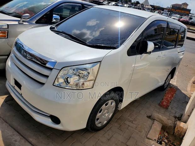 Toyota Noah 2009 White