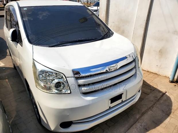 Toyota Noah 2009 White