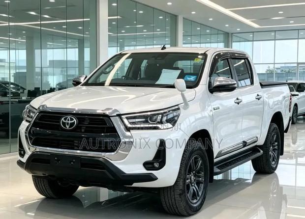 Toyota Hilux 2021 White