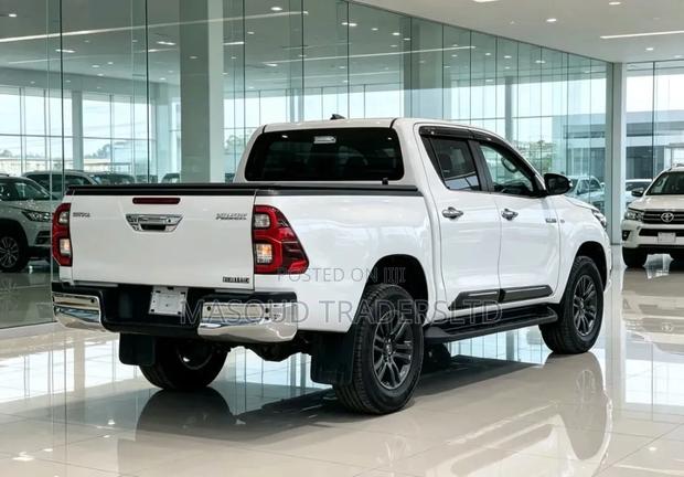 Toyota Hilux 2021 White